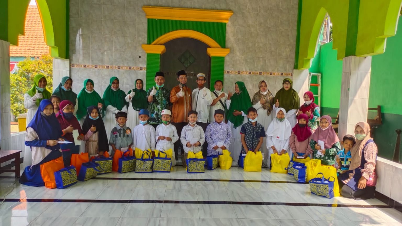 Guru,Karyawan /ti MIN 2 Sidoarjo Beri Santunan Kepada Anak-Anak Yatim.